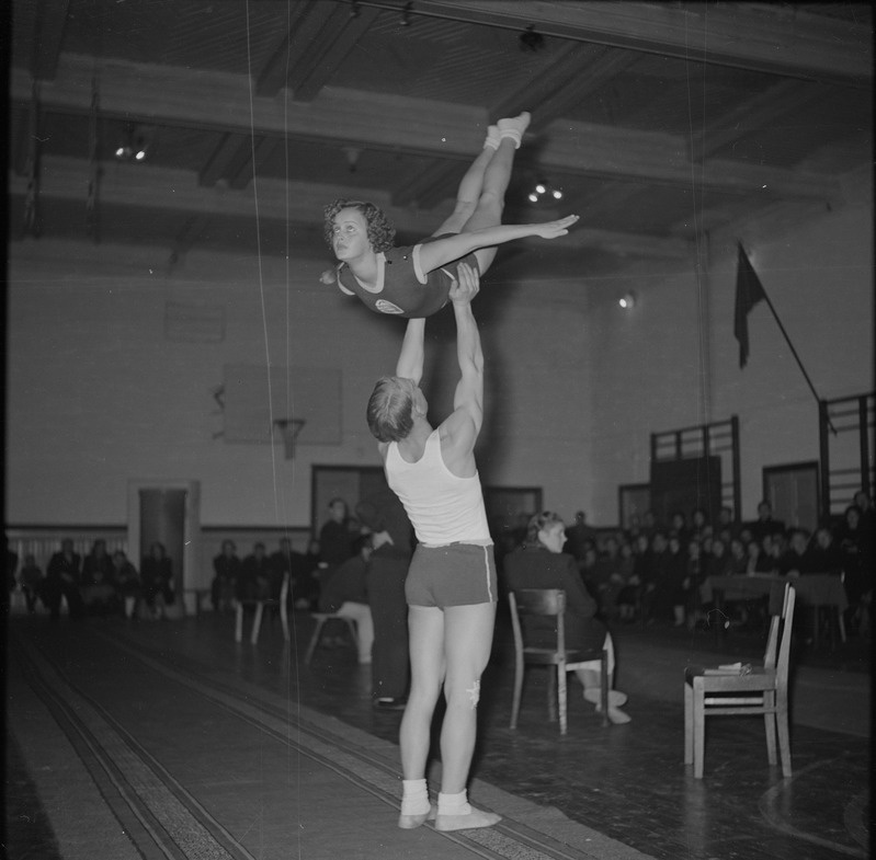 Esivõistlused akrobaatikas