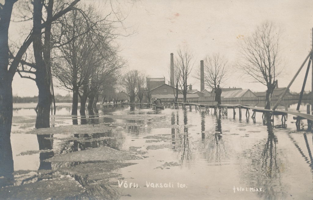Photo. Võru flood in 1926. (in the vicinity factory, with a temporary walk bridge)