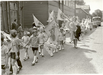 Photo, the participants of the spring days of children marches Paide Vallimäe in 1976.  similar photo