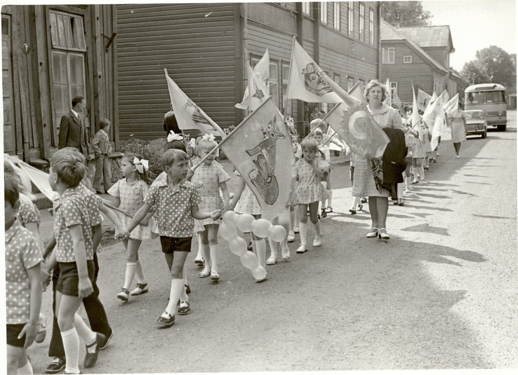 Photo, the participants of the spring days of children marches Paide Vallimäe in 1976.