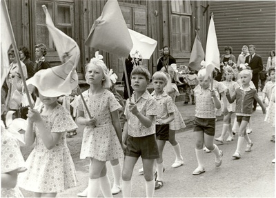 Photo, the participants of the children's spring days go through Paide city Vallimäe in 1976.  similar photo