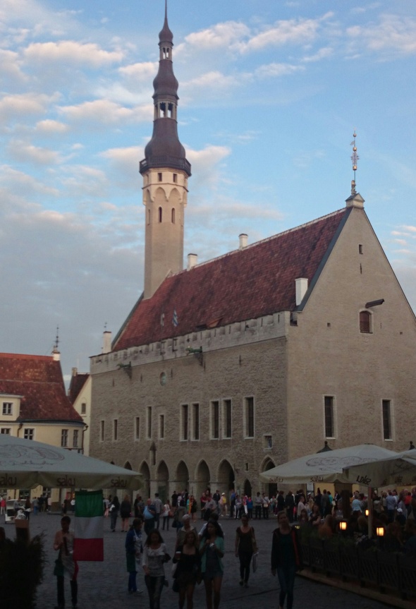 Tallinn, Raekoja plats, taga Raekoda. rephoto