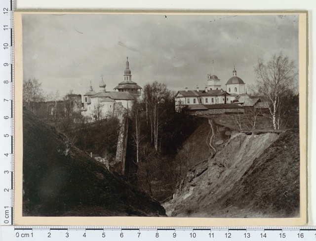 Petser monastery gate and a foreign house