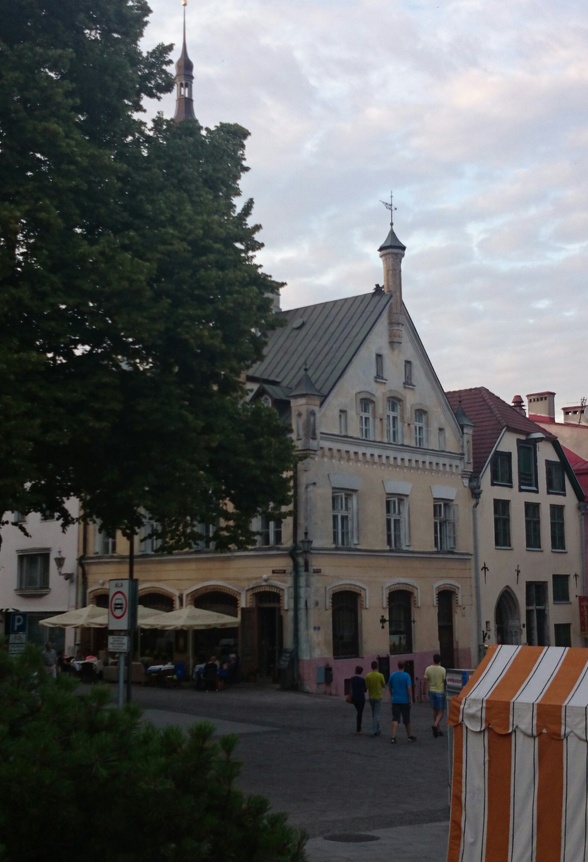 Tallinn, maja Kullassepa ja Kuninga tänava nurgal. rephoto