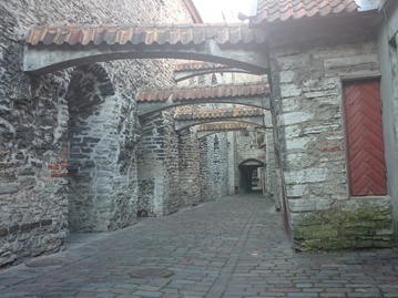 Tallinn, Vene tänav 12, õu dominiiklaste kloostri müüridega. rephoto