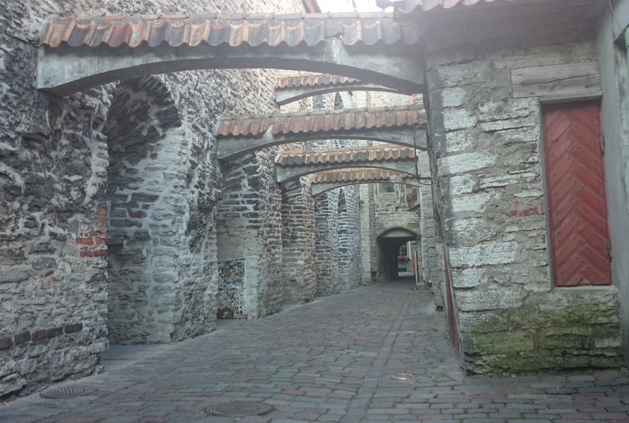 Tallinn, Vene tänav 12, õu dominiiklaste kloostri müüridega. rephoto