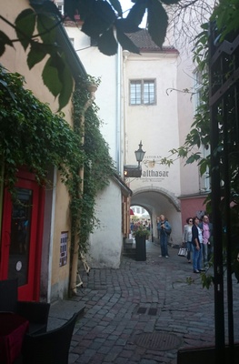 Tallinn, Saia käik, vaade Raekojaplatsi poolt. rephoto