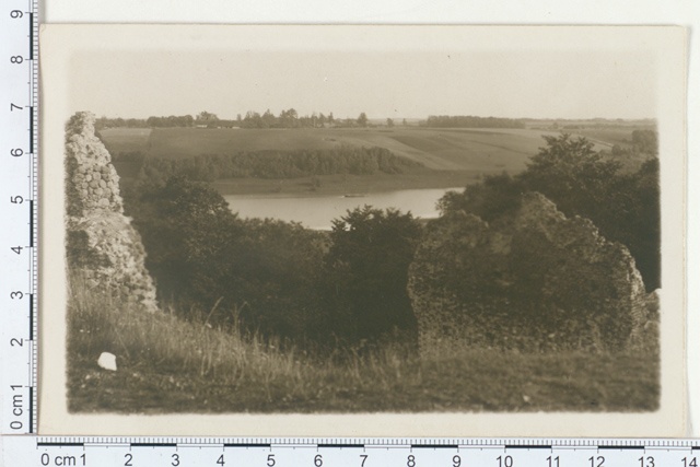 Viljandi, view of the ruins towards the lake