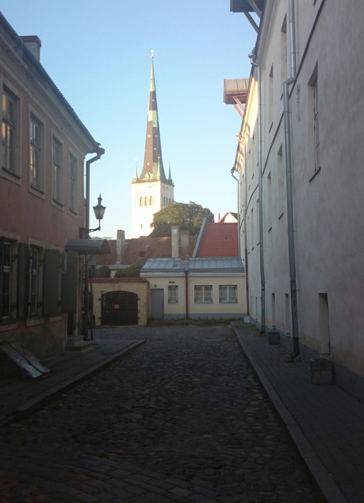 Tallinn, Kooli tänav, taga Oleviste kirik. rephoto