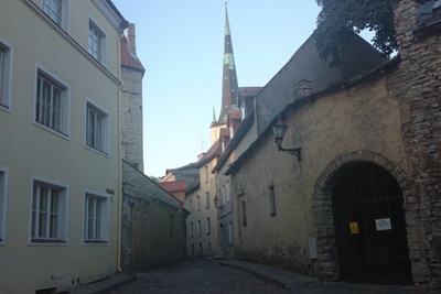 Tallinn, Aida tänav, taga linnamüüri torn ja Oleviste kirik. rephoto