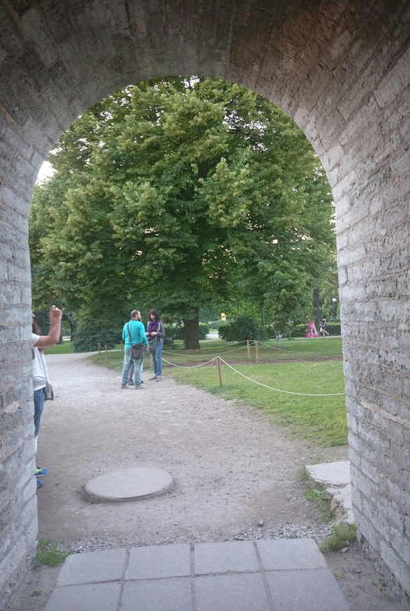 Tallinn, värav linnamüüris Aida tänava kohal. rephoto