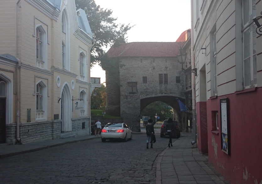 Tallinn, Suur Rannavärav, vaade Pika tänava poolt. rephoto