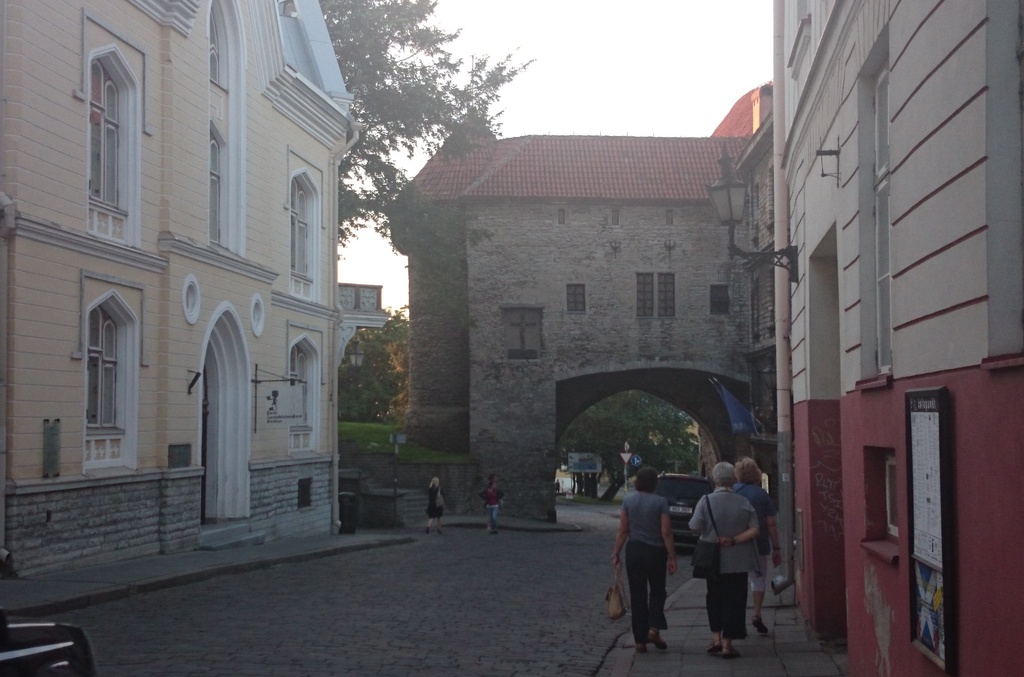 Tallinn, Suur Rannavärav, vaade Pikalt tänavalt. rephoto