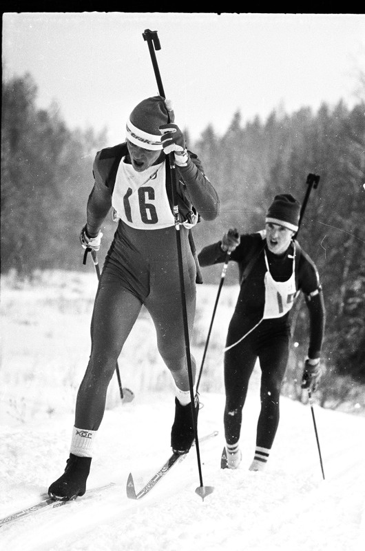 Laskesuusatajad Urmas Kaldvee (nr 16) ja Kalju Ojaste laskesuusa rajal