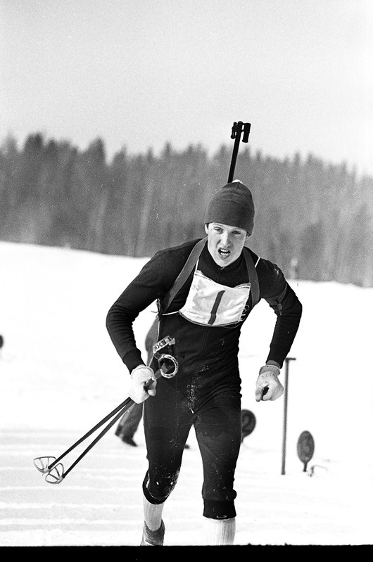 Laskesuusataja Kalju Ojaste laskeseeria alasse lähenemas