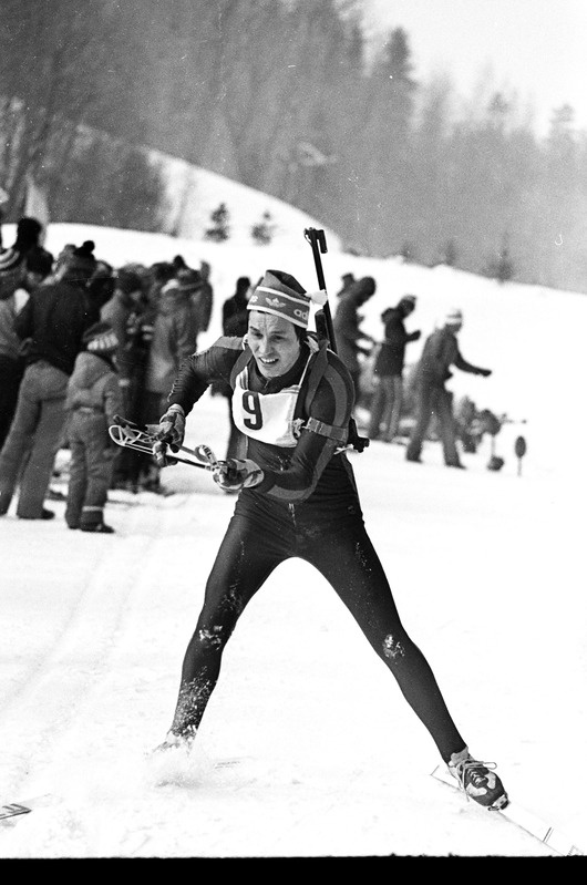 Laskesuusataja Rafik Azizbajev laskeseeria alalt lahkumas