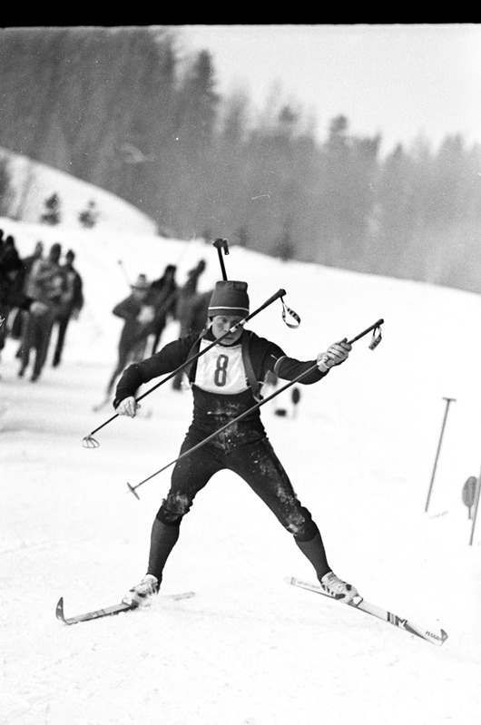 Laskesuusataja Matti Paavo laskmisseeriast suusarajale suundumas