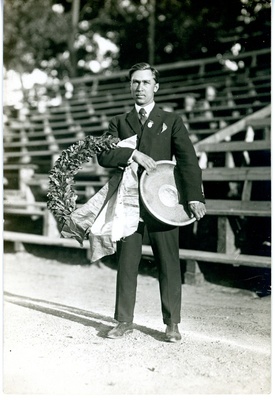 Jüri Lossmann Göteborgi mängude maratonijooksu võitja auhinnaga  duplicate photo