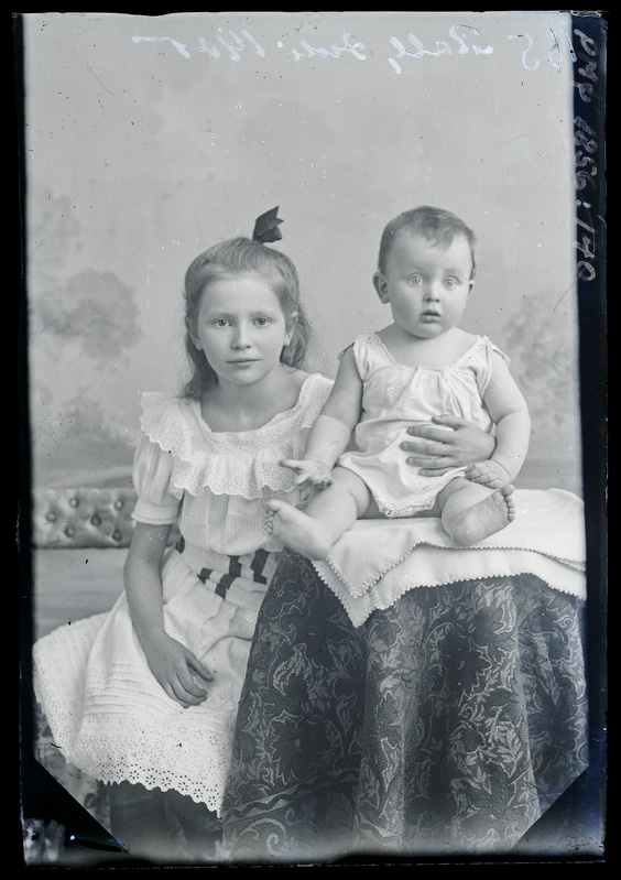 klaasnegatiiv ja foto, Rall, väike tüdruk imikuga 1905.a.