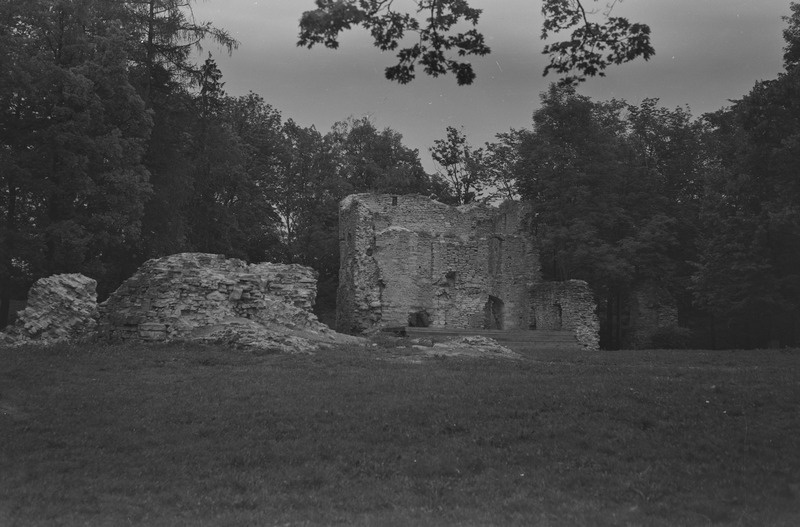 negatiiv, Paide Vallimäe varemed 1970-ndatel a.