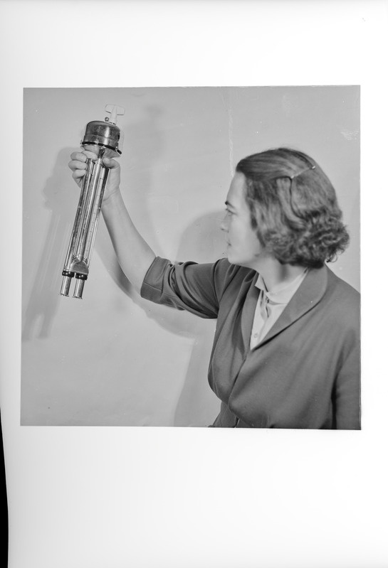 Naine mõõteriistaga