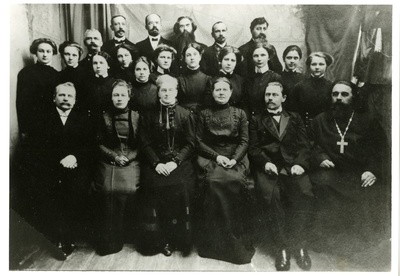 Kuressaare Tütarlaste Gümnaasiumi abituriendid ja õpetajad 1911.a.  duplicate photo