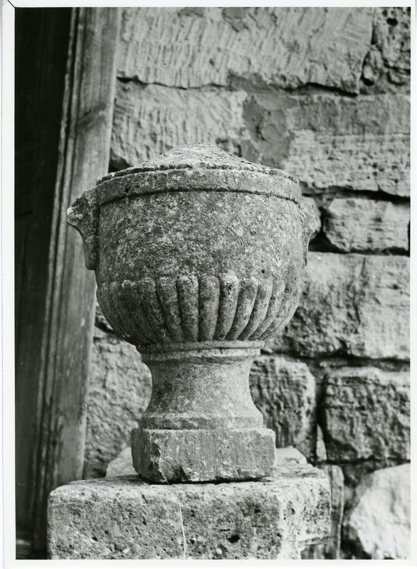 Urn Kaarma kirikaias