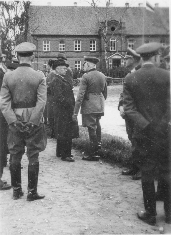 Oskar Angelus vestlemas Saksa sõjaväelastega