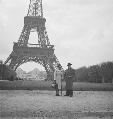 valokuvaaja Pekka Kyytinen ja nainen Eiffel-tornin edessä Pariisissa  duplicate photo