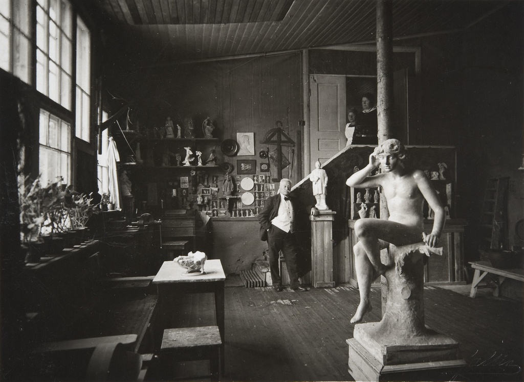 kuvanveistäjä Ville Vallgren ateljeessaan, edessä 1887 valmistunut veistos Kaiku