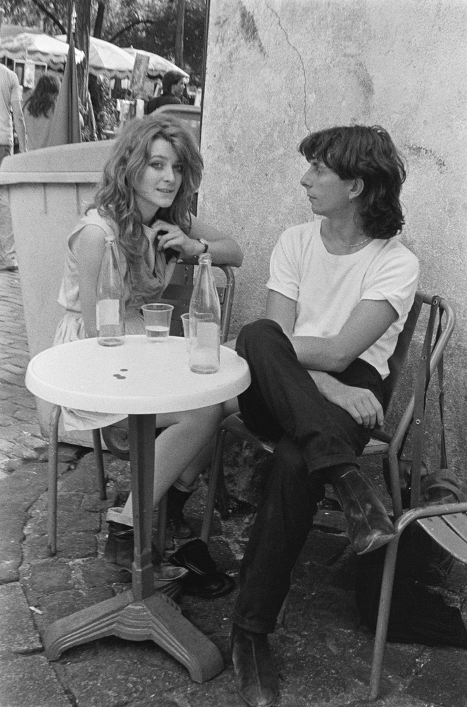 People in a café in Paris, France, in autumn 1982.; Ihmisiä kahvilassa Pariisissa syksyllä 1982.