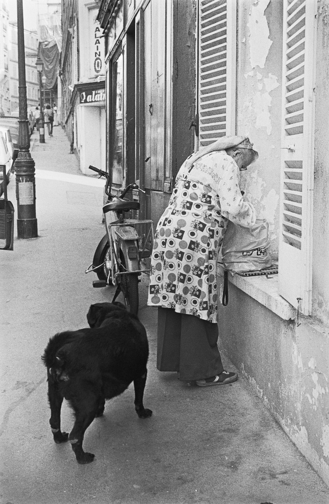 People and dogs in Paris, France, in autumn 1982.; Ihmisiä ja koiria Pariisissa syksyllä 1982.