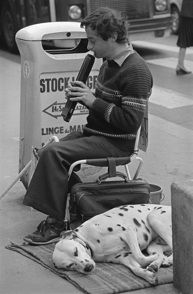 People and dogs in Paris, France, in autumn 1982.; Ihmisiä ja koiria Pariisissa syksyllä 1982.