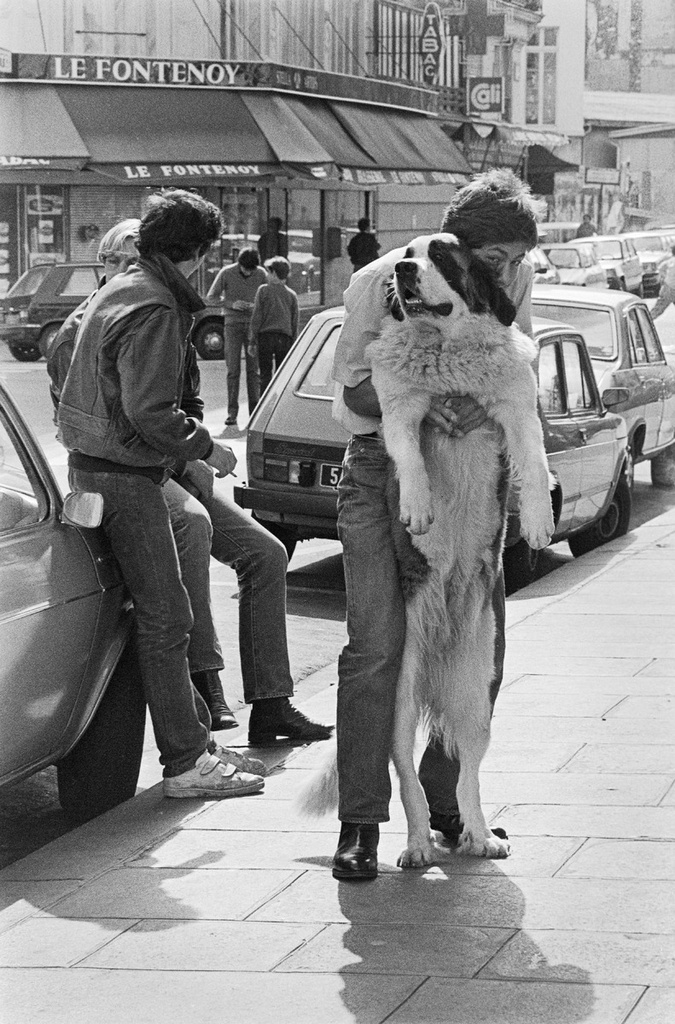 People and dogs in Paris, France, in autumn 1982.; Ihmisiä ja koiria Pariisissa syksyllä 1982.