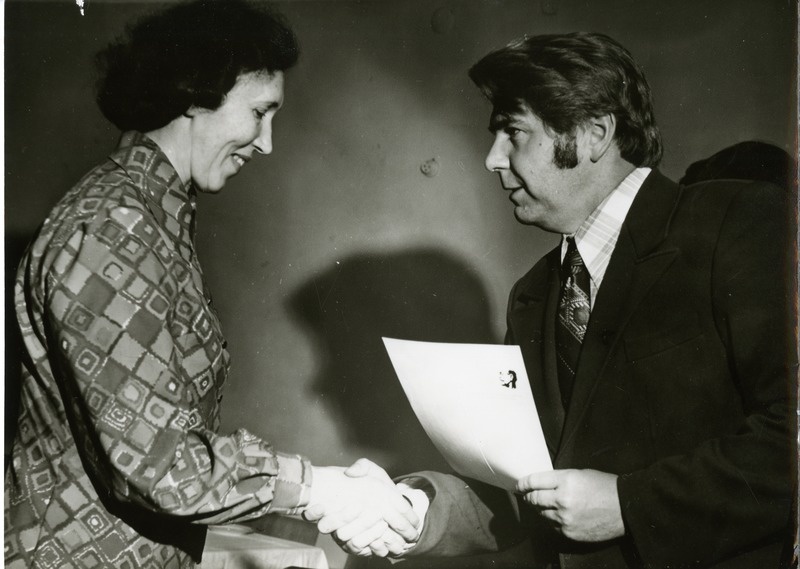 ETKVL-i konsultant-müüjate  konkursi võitjat Asta Saart autasustab  Valdek Kraus