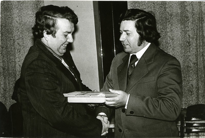 Arvi Truu autasustab ALMAVÜ viktoriini võitjat Ülo Aavikut