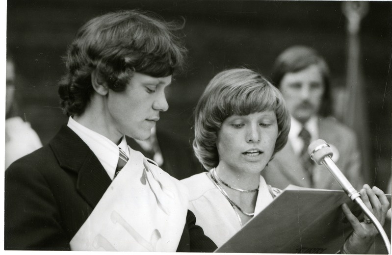 Kingissepa rajooni noorte suvepäevad: balli peremees ja perenaine tõotust andmas