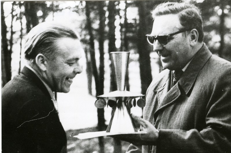 Anton Abe (paremal) autasustab tublide sporditulemuste eest Saare Töölise kolhoosi esimeest Endel Salu