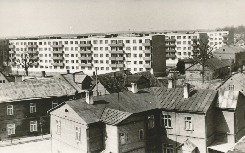 Photo. Võru. View of the buildings of Kreutzwald Street in 1972. On the front of Kreutzwald 51, where lived composer and captain Master Eduard Tamm