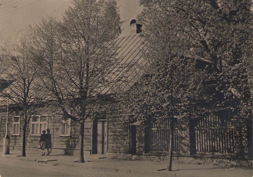 Photo. Fr. The street view of R. Kreutzwald's residential building. Võru, 1963.