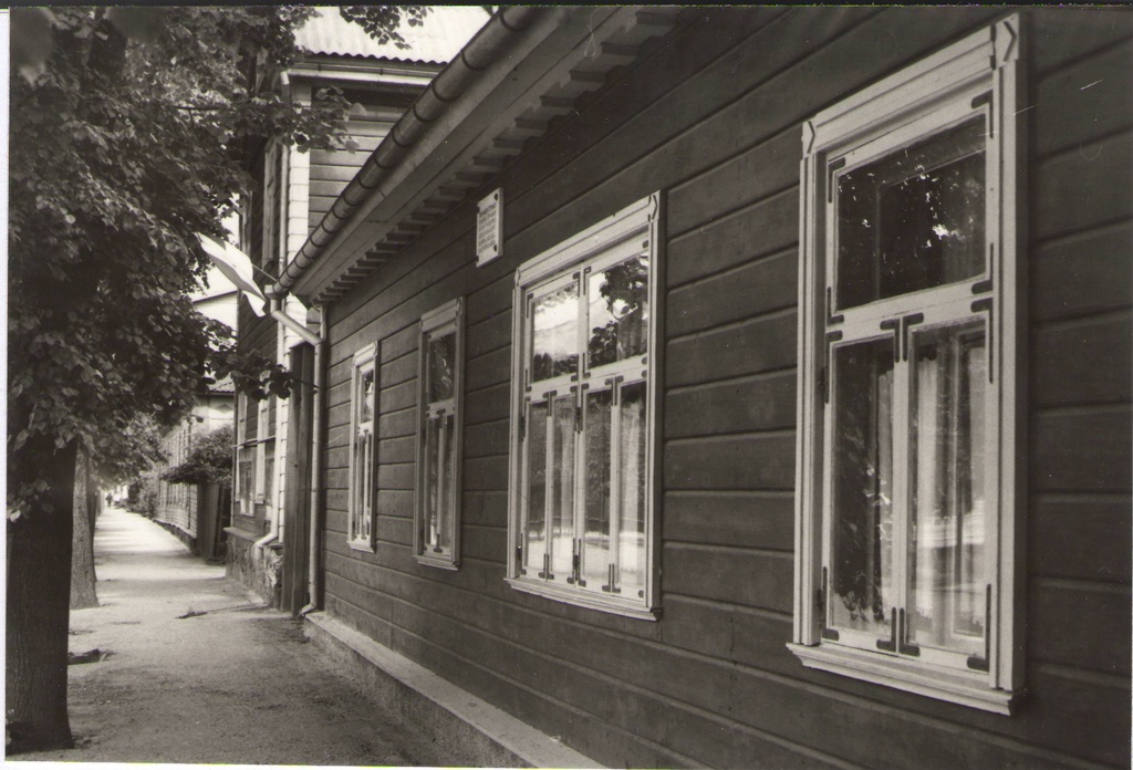 Photo. Dr. Fr. R. Kreutzwald Memorial Museum view from the street. Võru, 1994.