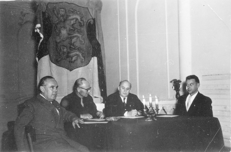 Keskel kolonel Ludvig-Karl Jakobsen või (kol. Tavilsin)