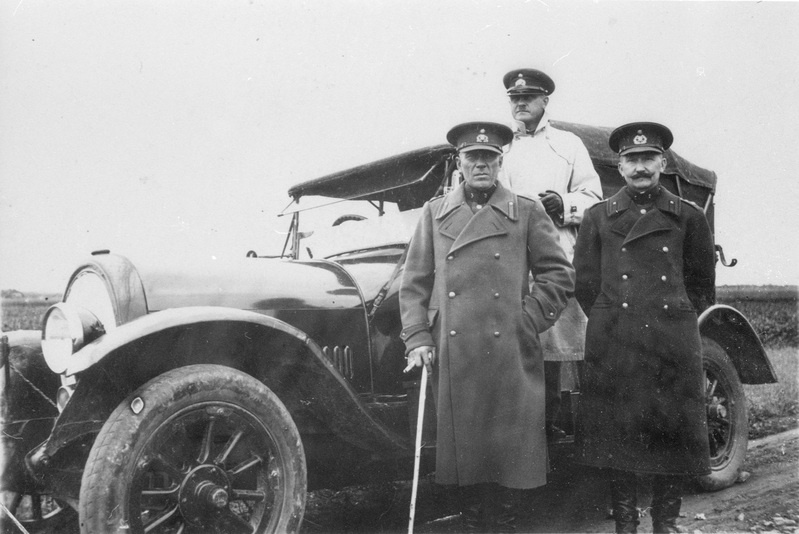 Sõjaväelased auto juures