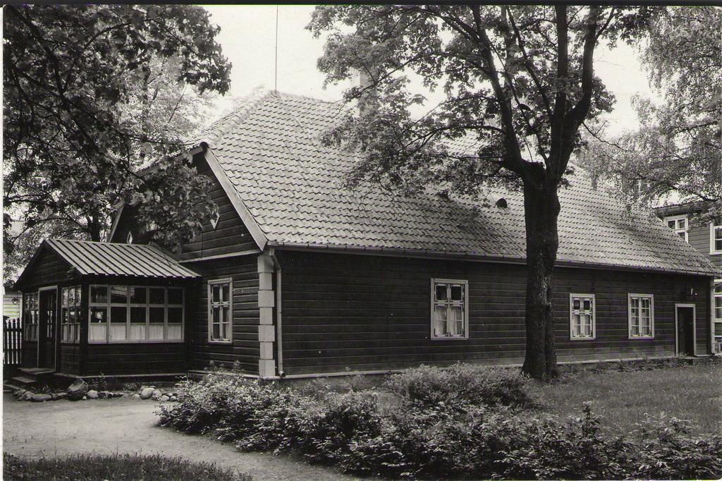 Photo. Dr. Fr. R. Kreutzwald's residential house (the courtyard view). Võru, 1993.