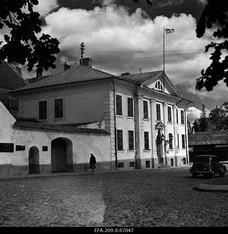 Vaade Pärnu täitevkomitee hoonele.