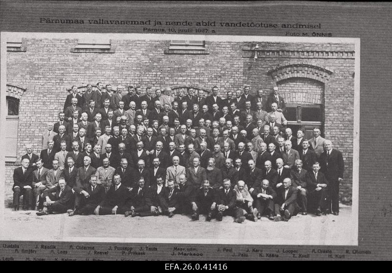 Pärnumaa vallavanemad ja nende abid vandetõotuse andmisel. I rida: J. Uustalu, A. Ilmjärv, J. Raadik, A. Laas, A. Oiderma, J. Raavel, J. Puusepp, P. Priikask, J. Tauts, Pärnu maavalitsuse esimees J. Marksoo, J. Paul, J. Palu, J. Karu, K. Käära, J. Looper, T. Kvell, A. Oraste, H. Kuri, R. Ülumets; II rida: A. Lepik, E. Kurm, M. Koger, J. Kaljula, K. Kalmet, K. Toomela, H. Rehe, K. Sooaru, J. Karist, P. Heine, B. Voit, P. Pukk, A. Pärn, A. Vaar, J. Sakius, K. Lankots, V. Pendre, M. Uulimaa, A. Tiitus, J. Lepoja, A. Leinjärv, M. Jaaniste, P. Siirmets; III rida: J. Kolk, A. Prints, T. Tults, Petermann, J. Kross, T. Lamend, A. Blande, A. Riid, A. Markson, J. Krons, A. Soosaar, M. Künnaps, A. Sander, H. Madisson, B. Annusvere, J. Kiin, A. Pärn, A. Reier, V. Altsaar, A. Pahk, P. Graff, V. Liivak, K. Matson, A. Lemberg, J. Vilsaar, J. Pavelson; IV rida: A. Rätsep, A. Bach, J. Otlat, M. Laur, K. Kandla, J. Tapp, P. Loob, J. Mätas, J. Viira, A. Koppel, D. Mätas, P. Mihkelson, V. Ravell, J. Kosenkranius, A. Tammai, M. Oks, H. Jõõks, H. [Jir], M. Mihkelson, J. Tõnisoo, E. Pärna, A. Langovits; V rida: J. Käärats, A. Viik, J. Järvemets, A. Kose, A. Veeksalen, E. Lõks, M. Hamsalu, A. Pukk, H. Külas, J. Talts, V. Raist, M. Kraus, V. Smirnov, A. Laidla, A. Udu, M. Laansoo, M. Kaelep; VI rida: J. Univer, J. Mardek, P. Rattiste, J. Juhansoo, J. Känd, J. Murruste, J. Pikker, K. Jürisaar, O. Kontus, H. Rist, M. Maru, V. Maide, K. Kartau, A. Sander, V. Kuura, V. Toodu, T. Aava, E. Laimets, A. Mändla; Istuvad maas: S. Salumets, J. Roodus, A. Murd, J. Reial, J. Mets, P. Kolla, J. Jänes, M. Kalda, J. Tilk, A. Pulst, H. J. Blumenfeldt, J. Kivilaan.
