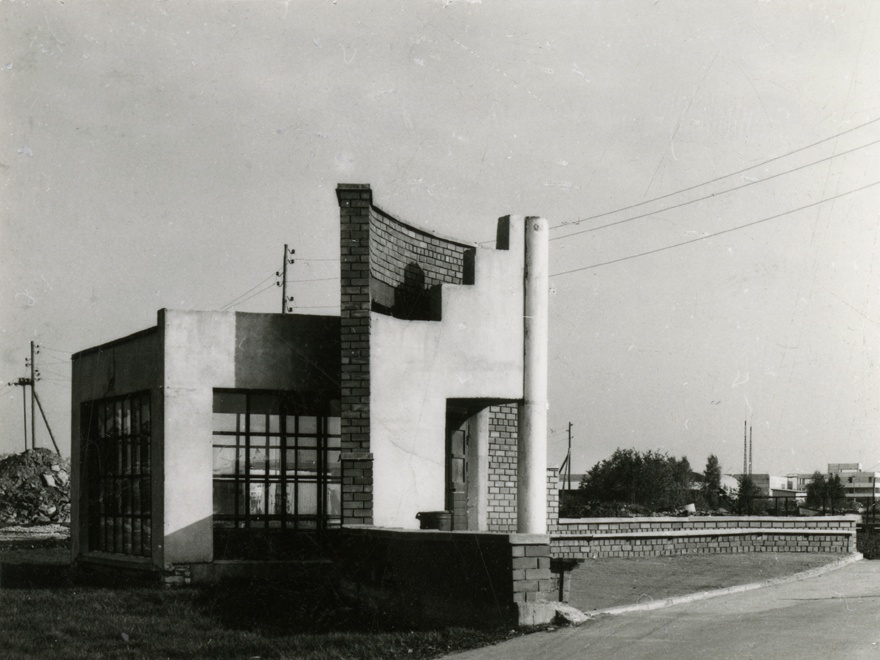 Desintegrator bus pavilion in Tallinn, Leningrad highway (Peterburi mnt), view from the side. Architect Jüri Okas