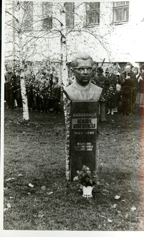 Karl Orviku mälestussammas Rakvere I Keskkooli ees