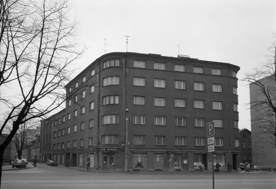 Apartment building with stores in Tallinn Liivalaia 27, view of the building. Architect Eugen Sacharias