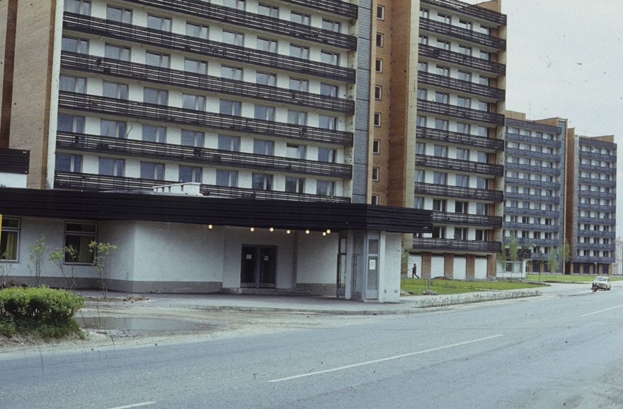 The unites of the University of Tartu on Narva mnt, view of the buildings along the street. Architects Raul-Levroit Kivi, Helmi Sakkov